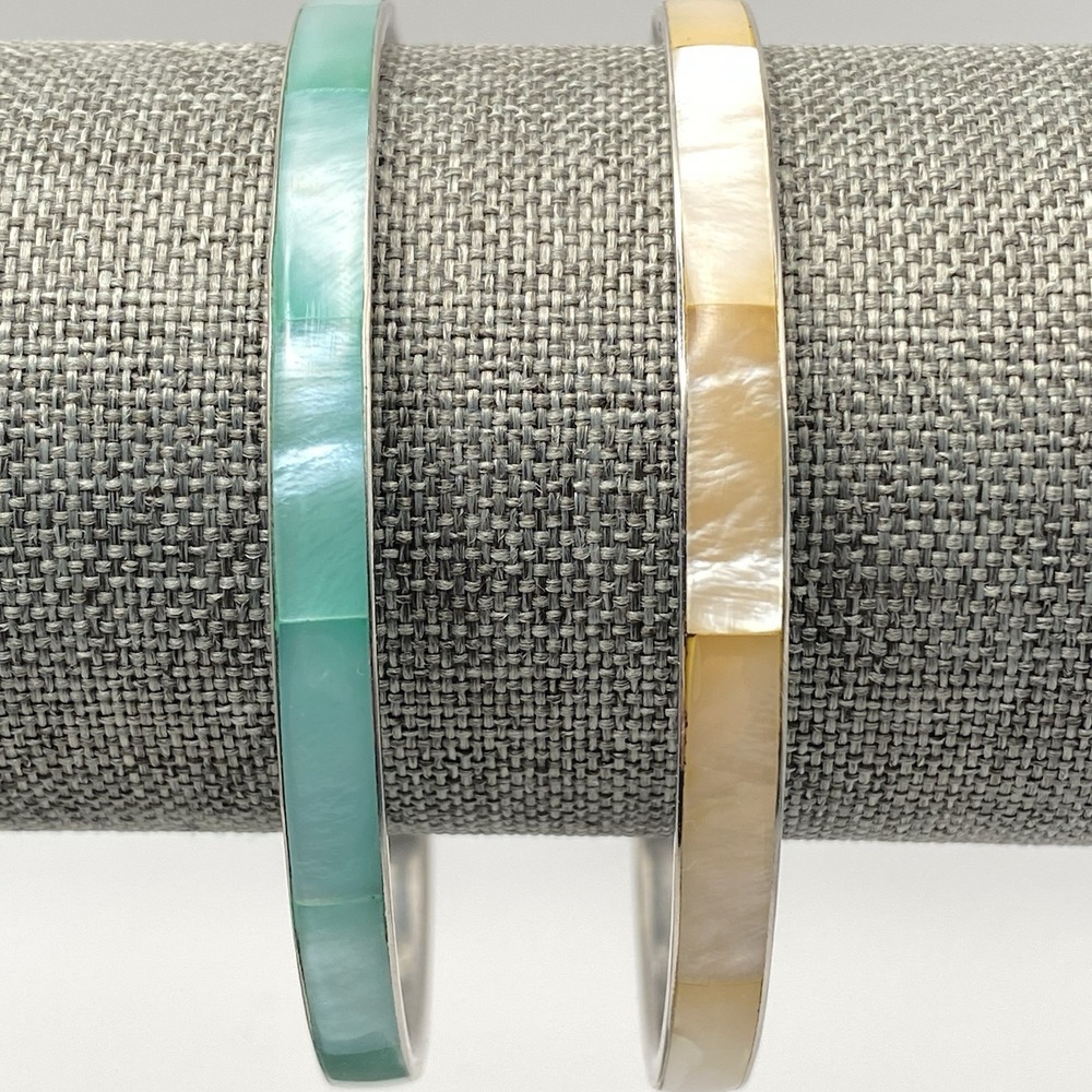 Unsigned MOP Inlay Bangle Vintage Aqua Green Beige Stackable 2.5"